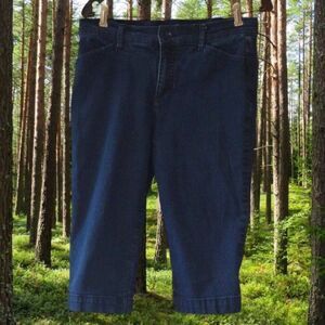 St. Johns Bay Jean Capri with Pockets. Blue Dark Wash.Pockets. Size 8 Petite